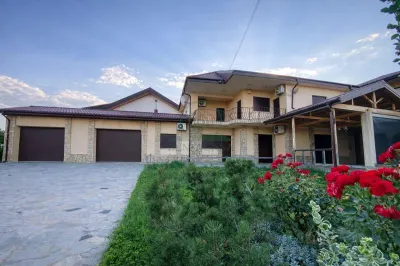 Casa de vanzare Valea Ursului Miroslava/ 1000 mp teren/ GARAJ/ CRAMA - Miroslava
