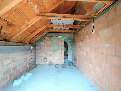 Casa la rosu, Cartierul Pacii, Vulcan - foto 4