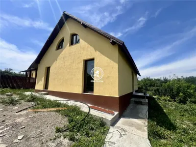 Casa cu 4 camere si 400mp de teren in Voinesti - Voinesti