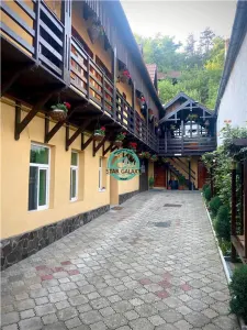 REDUCERE PRET - VAND PENSIUNE CU 7 CAMERE IN SIGHISOARA LA 800 MP DE CETATE - foto 3