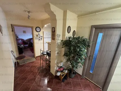 Apartament cu 3 camere, decomandat - zona Judeteana - foto 3