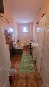 Casa solidă și spațioasă în centrul orașului Livada - foto 24