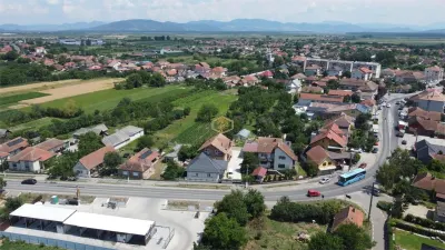 Casa solidă și spațioasă în centrul orașului Livada - foto 6