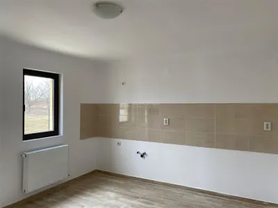 Case pe parter cu 3 camere-Teren 550 mp-Asfalt-Mutare imediata - foto 3