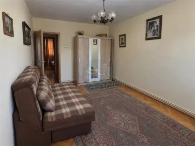Apertament 2 camere decomandat balcon pivnita zona Valea Aurie - foto 2