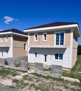 Casa individuala - despartita prin terasa - 4 benzi - zona excelenta - toate utilitatile - Mosnita Noua