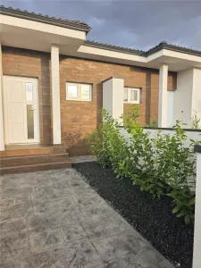 Duplex pe parter - 2 dormitoare - 2 bai - zona in dezvoltare - Mosnita Noua