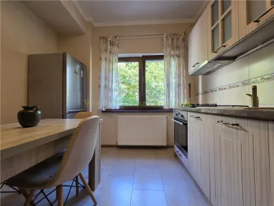 Apartament central cu acces la gradina si 2 locuri parcare - foto 3