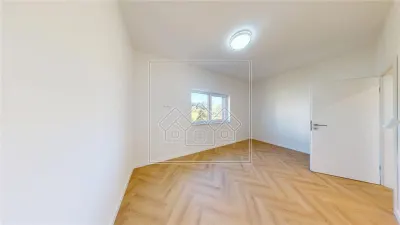 Penthouse cu 4 camere si balcon - 2 bai, intabulat - foto 3