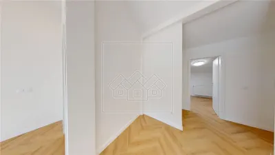 Penthouse cu 4 camere si balcon - 2 bai, intabulat - foto 5