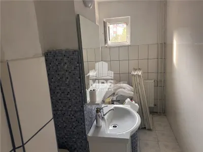 Decomandat la etajul 1 in bloc anvelopat - Timisoara