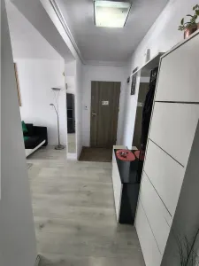 De inchiriat apartament modern la etajul 1 cu 2 camere decomandate, balcon si loc de parcare privat in Sibiu - foto 13
