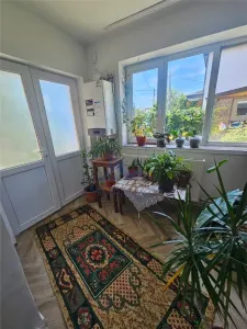 Casa cu trei camere in zona linistita,in apropiere de centru. - foto 8