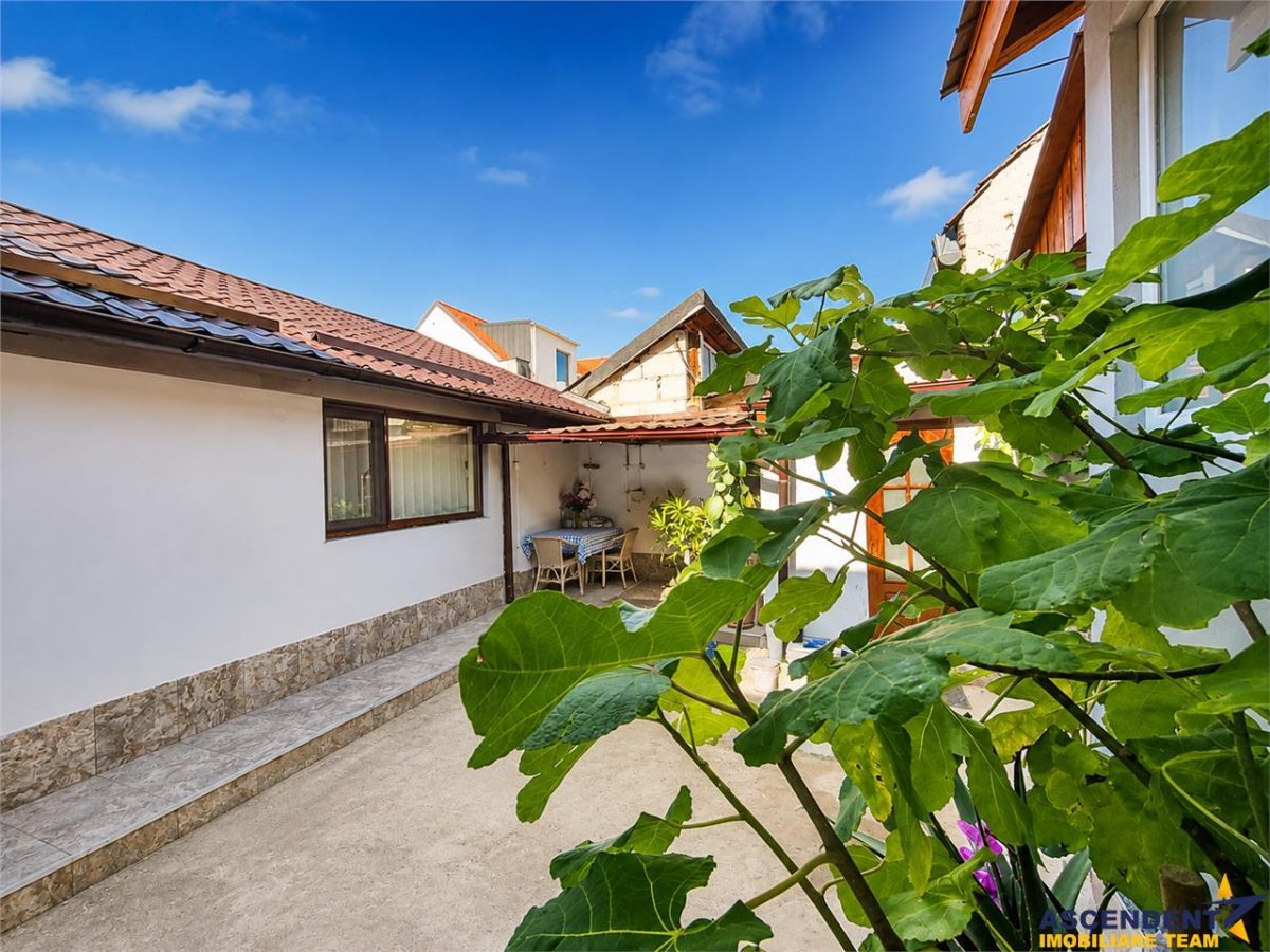 Corp de casa cu 2 imobile, intrari separate, pod si beci generos, Central, Brasov - Brasov