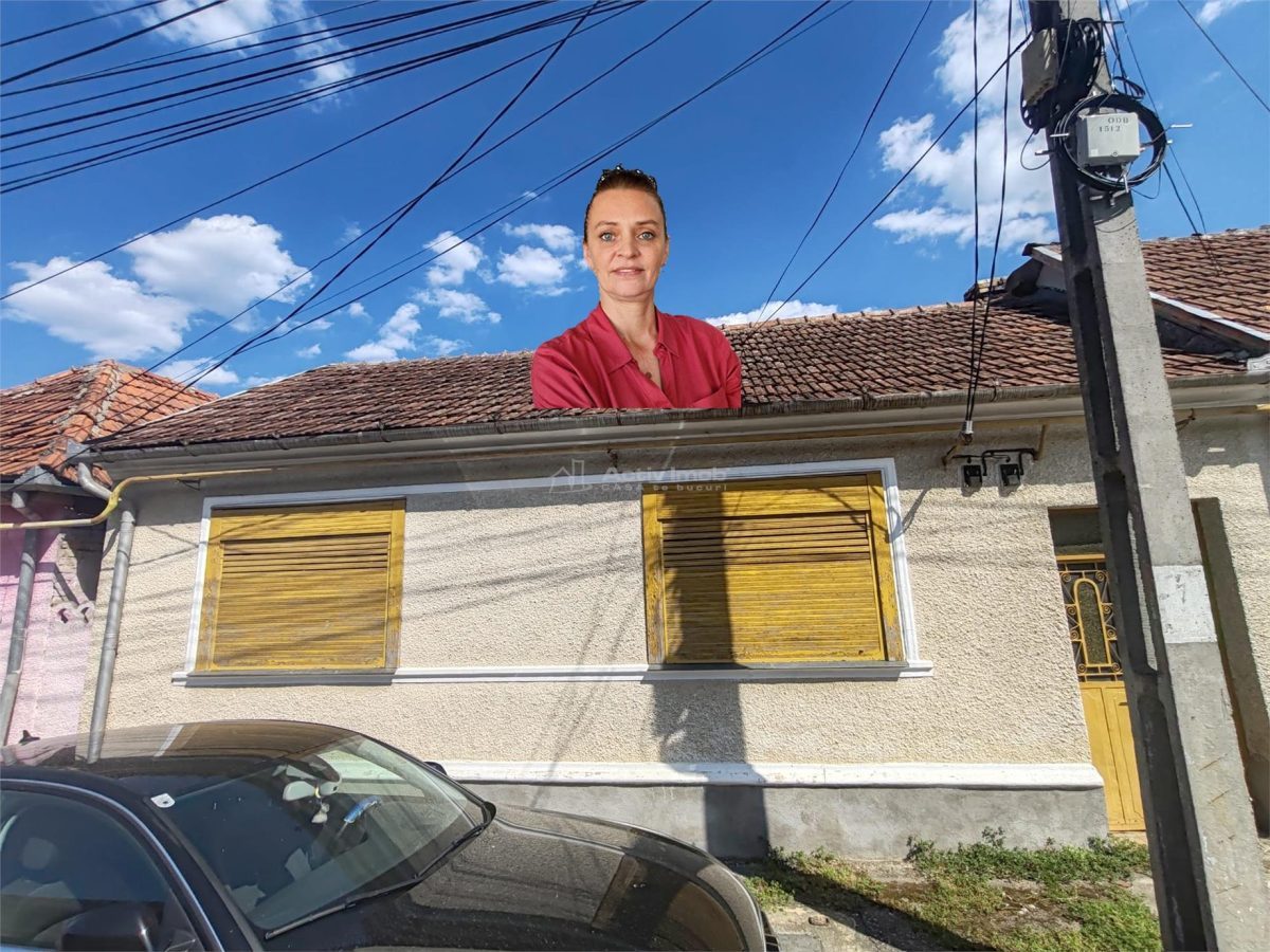 Bocsa Montana, Casa cu pridvor generos, ideala pentru familie extinsa. - Bocsa