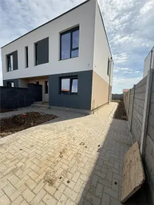 Duplex modern cu 3 dormitoare și 3 băi, în spatele Kaufland Moșnița Nouă - Mosnita Noua