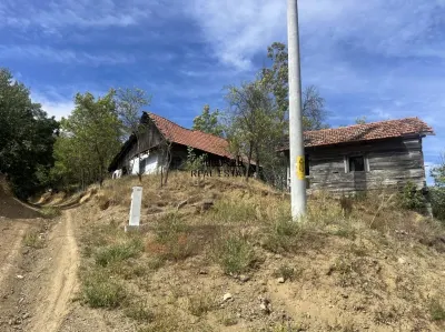 888 mp teren cu priveliste si cladiri in Mihaileni - foto 2