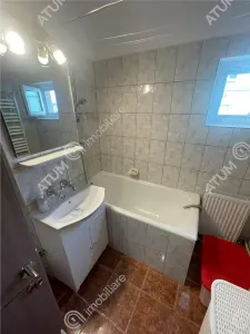 De inchiriat apartament cu 3 camere decomandate si balcon in zona Vasile Aaron din Sibiu - foto 13