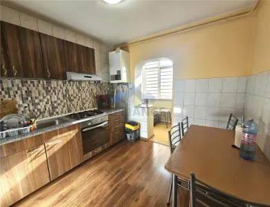 Liber, apartament cu 3 camere, bine intretinut - foto 5