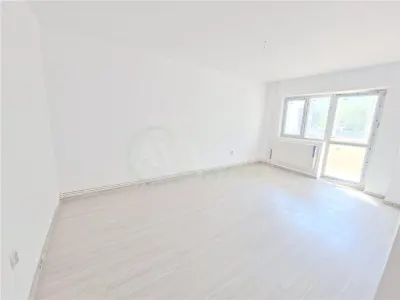 Apartament 3 decomandate, etaj 1, renovat, zona Ura - Bacau