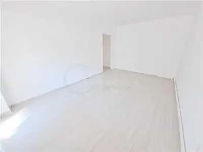 Apartament 3 decomandate, etaj 1, renovat, zona Ura - foto 2