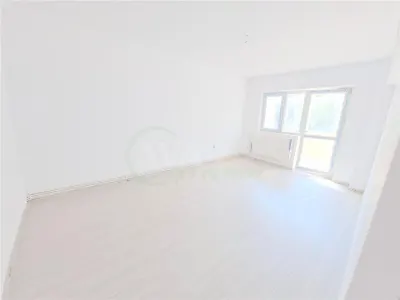 Apartament 3 decomandate, etaj 1, renovat, zona Ura - foto 5